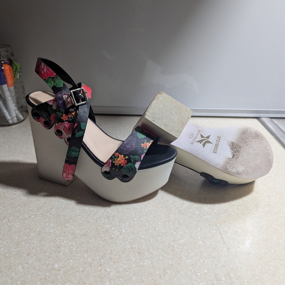 Sandals - Picture 2 of 4